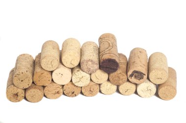 Beyaz arkaplanda izole edilmiş şarap mantarları