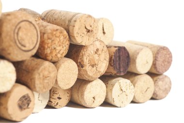 Beyaz arkaplanda izole edilmiş şarap mantarları