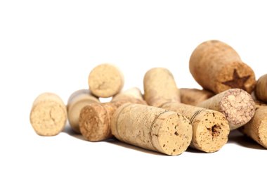 Beyaz arkaplanda izole edilmiş şarap mantarları