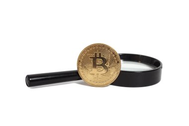 Büyüteç cam üzerinde beyaz backg izole altın bitcoin para ile