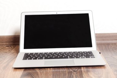 Gümüş dizüstü bilgisayar odası