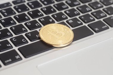 Bitcoin sikke üzerinde dizüstü klavye