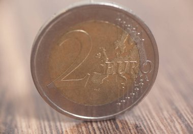 İki euro para portre bir ahşap yüzeye