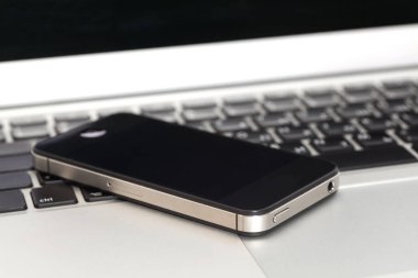 Laptop ile akıllı telefon