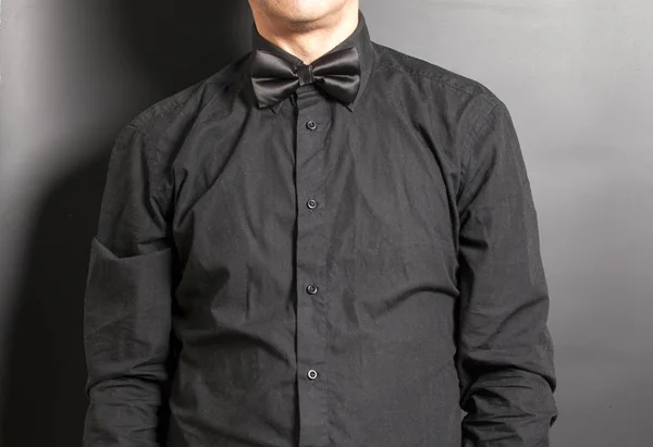 Homme habillé chemise noire avec noeud noir — Photo