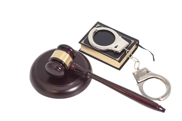 裁判官小槌、手錠や白いれたら上に分離の法律の本 — ストック写真