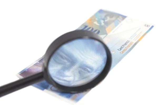 Billetes suizos de 100 francos bajo lupa —  Fotos de Stock