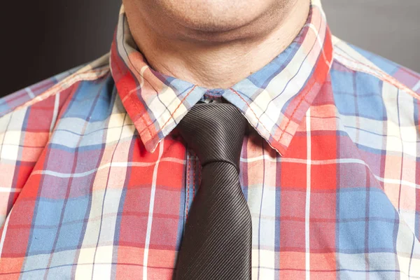 Camisa a cuadros vestida de hombre con corbata negra sobre fondo gris — Foto de Stock
