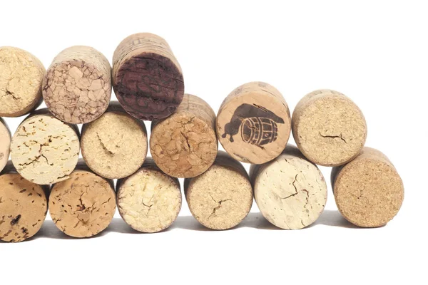 Corks anggur diisolasi pada latar belakang putih — Stok Foto