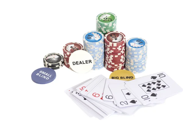 Чипи дилерів покеру, ігрові картки та стек фішок покеру — стокове фото