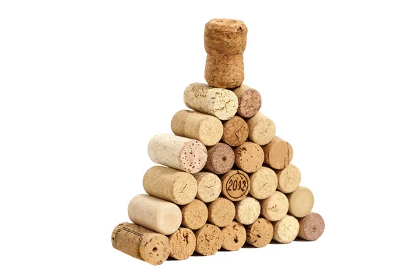Pirámide hecha de corchos de vino usados aislados en blanco — Foto de Stock