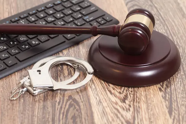 コンピューターのキーボード、手錠と裁判官の小槌 — ストック写真