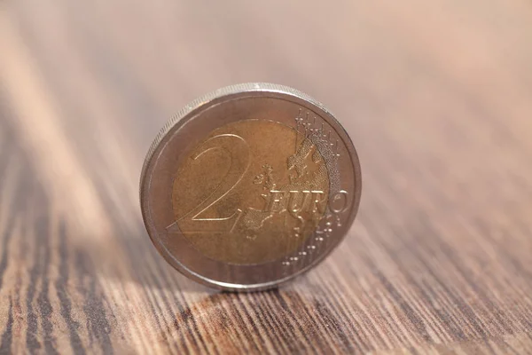 Moeda de dois euros numa superfície de madeira — Fotografia de Stock