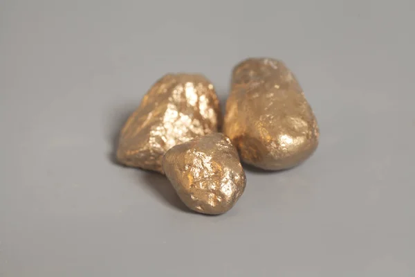 Nuggets dourados no fundo cinza — Fotografia de Stock