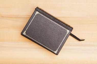 Ahşap arka plan üzerinde kitap kapağı