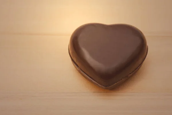 Coeur chocolat sur fond bois — Photo