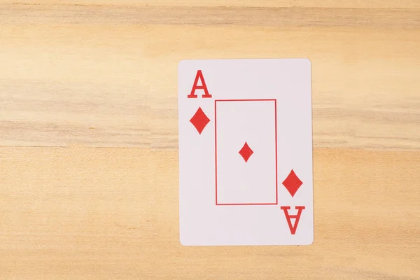Туз игральной карты на деревянном столе — стоковое фото