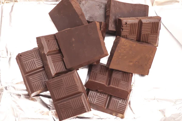 Σπασμένο σοκολάτας σε ένα αλουμινόχαρτο — Φωτογραφία Αρχείου