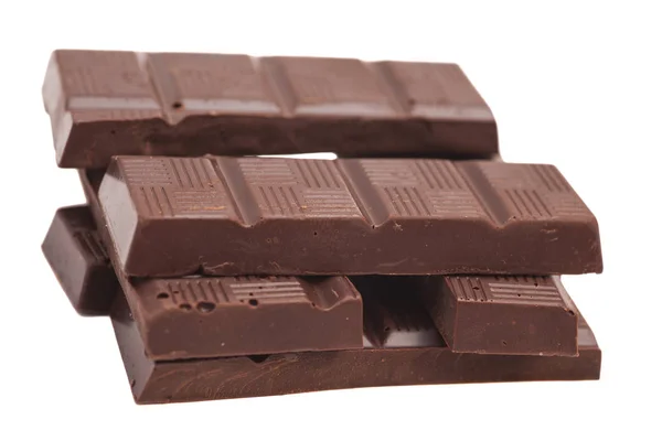 Kırık sütlü çikolata beyaz arka planda izole edilmiş. — Stok fotoğraf