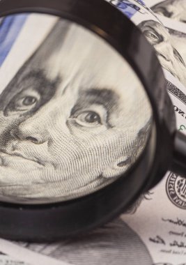 Yüz dolarlık banknotlar Büyüteç altında 
