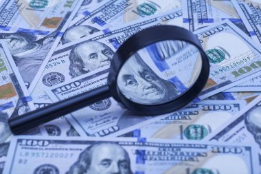 Yüz dolarlık banknotlar Büyüteç altında 