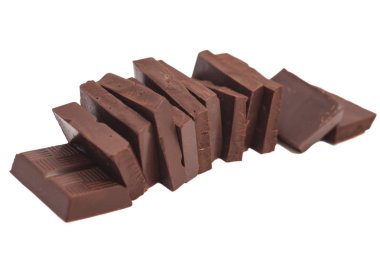 Kırık sütlü çikolata beyaz arka planda izole edilmiş.