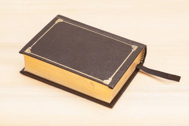 Ahşap arka plan üzerinde kitap kapağı 
