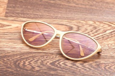 Ahşap arka plan üzerinde güneş gözlüğü