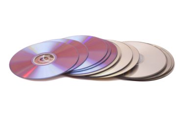 Bir yığın rom CD 'si. Beyaz arkaplanda CD & DVD diski 