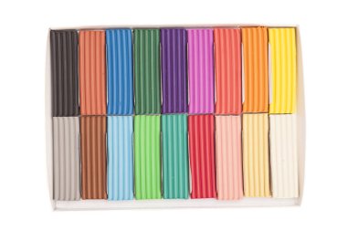 Beyaz izole kutusunda renkli hamuru 