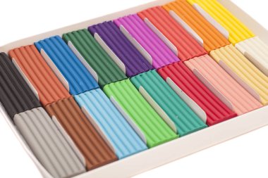 Beyaz izole kutusunda renkli hamuru