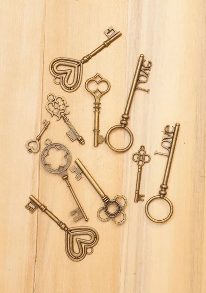 Ročník klávesy na dřevěné pozadí — Stock fotografie