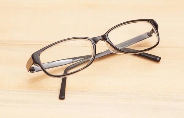 Gafas graduadas sobre mesa de madera —  Fotos de Stock