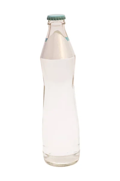 Стеклянная бутылка воды изолированы на белый — стоковое фото
