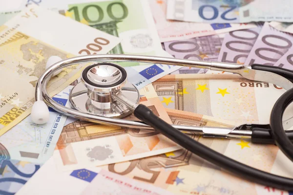 Euro banknot ve stetoskop 
