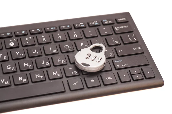 Concepto de seguridad de Internet: candado en el teclado negro —  Fotos de Stock