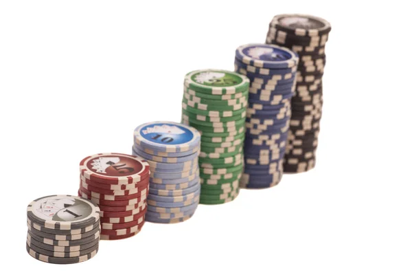 Pilha de fichas de casino isolado no fundo branco — Fotografia de Stock