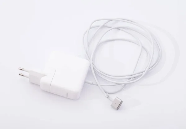 Elektrischer Adapter auf USB-Anschluss — Stockfoto