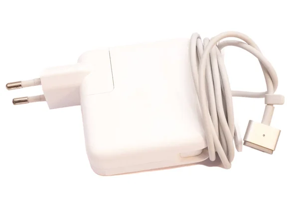 Elektrischer Adapter auf USB-Port auf weißem Hintergrund — Stockfoto