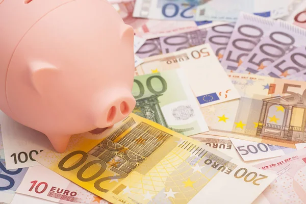 Банкноты и копилка евро — стоковое фото