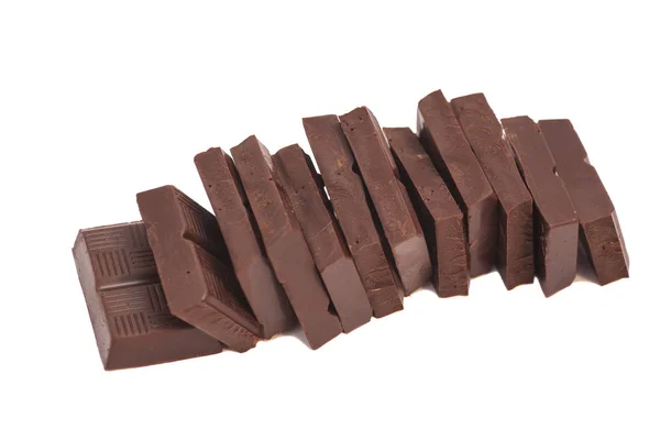 Barra de chocolate quebrado pilha isolada no fundo branco — Fotografia de Stock