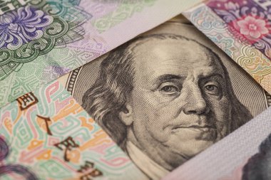 Çin Yuan tarafından çevrili yüz dolarlık banknot 