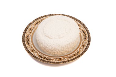 süzme peynir beyaz zemin üzerine izole plaka 