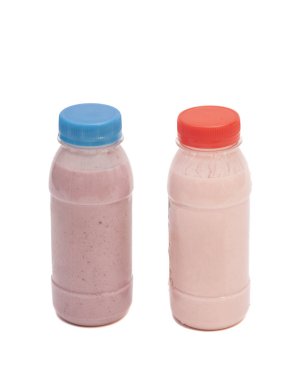 Beyaz arka plan üzerinde izole biyotik yoğurt içki şişeleri 