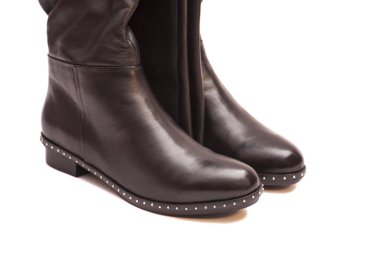 Beyaz arka plan üzerinde izole kadın siyah çizmeler 