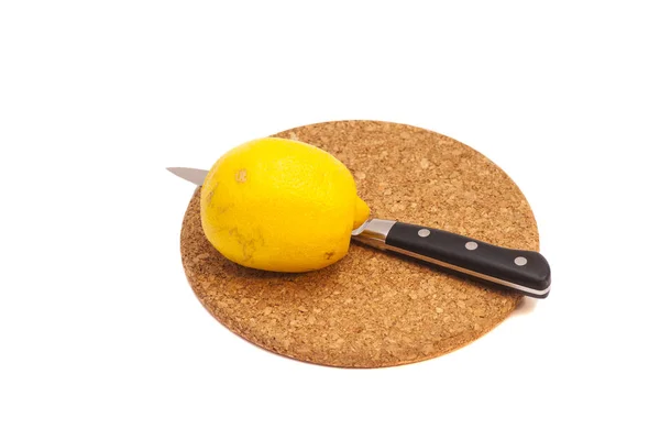Citron et couteau à bord isolé sur blanc — Photo