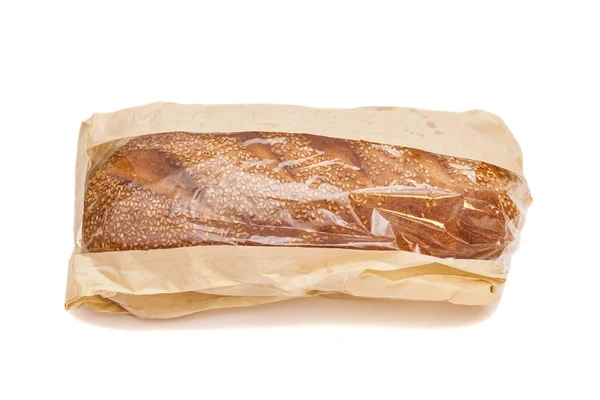 Hvitt brød med sesamfrø i en papirpose isolert på hvit ryggrad – stockfoto