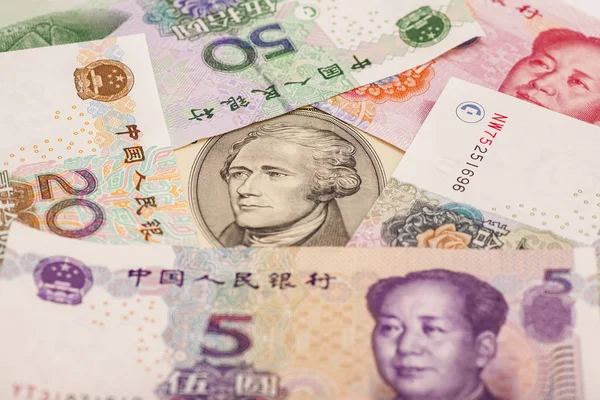 Zehn-Dollar-Schein umgeben von chinesischem Yuan — Stockfoto