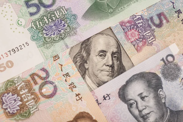 Száz dollár bill kínai Yuan körül — Stock Fotó
