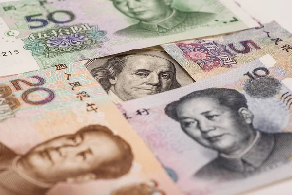 Hundert-Dollar-Schein umgeben von chinesischem Yuan — Stockfoto